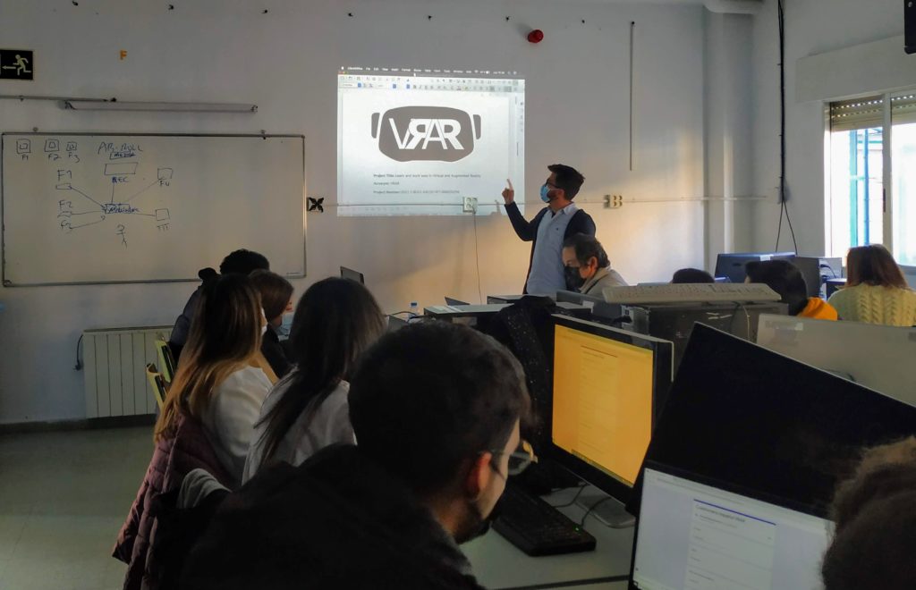 El proyecto VRAR realizando una encuesta de aspiraciones profesionales en el IES ALBAIDA